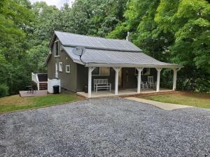 Gallery image of Cute Cottage Above The Creek Farmhouse in Sylva