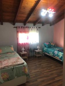 una camera con due letti e una finestra e un soffitto di SARA'S VILLA a Shkodër