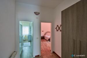 a hallway with a door leading to a bedroom at Casa della nonna in Abbadia Lariana