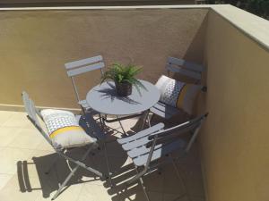 a table with two chairs and a plant on a balcony at Apartamentos Vacacionales Joctis, Ático in Fuengirola