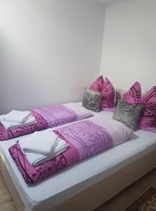 Łóżko lub łóżka w pokoju w obiekcie Pensiunea Doce