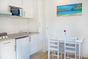 A kitchen or kitchenette at Apartamentos Vistalmar Mallorca