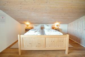 1 dormitorio con 1 cama grande en el ático en Ferienwohnung Stuiben en Blaichach