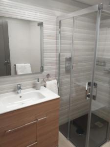 Koupelna v ubytování Apartamentos Vacacionales Joctis, 1º A