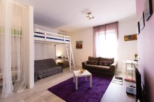 - un salon avec un canapé et des lits superposés dans l'établissement lillaholidays, à Milan