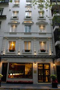 un gran edificio blanco con ventanas y flores delante de él en Melia Recoleta Plaza Hotel, en Buenos Aires