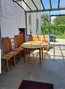 una mesa de madera y sillas en un patio en chez cadet, en Larzicourt