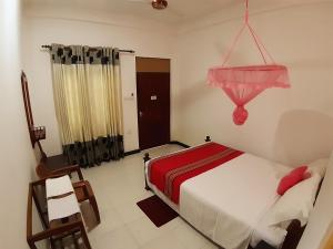 Postel nebo postele na pokoji v ubytování Radha Tourist Home