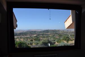 Vista generica sulle montagne o vista sulle montagne dall'interno del bed & breakfast