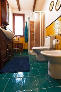 a bathroom with a sink and a toilet and a shower at HORSE HOUSE in Ragalna