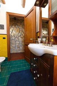 a bathroom with a sink and a mirror at HORSE HOUSE in Ragalna
