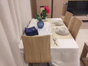 Telewizja i/lub zestaw kina domowego w obiekcie Apartamentos Vacacionales Joctis, Bajo A