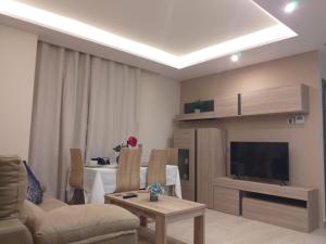 Telewizja i/lub zestaw kina domowego w obiekcie Apartamentos Vacacionales Joctis, Bajo A