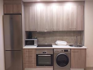 kuchnia z lodówką ze stali nierdzewnej i zlewozmywakiem w obiekcie Apartamentos Vacacionales Joctis, Bajo A w mieście Fuengirola