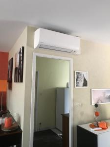 Habitación con pasillo y ventilador de techo. en detente rochelaise en Aytré