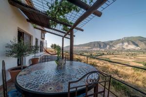 einen Tisch und Stühle auf einem Balkon mit Aussicht in der Unterkunft Al Agia - Mirador de los Quinientos in Padul