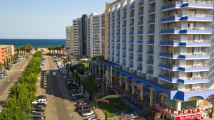 una vista aérea de una calle de la ciudad con un edificio alto en Xon's Platja HA, en Empuriabrava