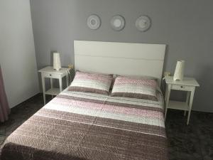 1 dormitorio con 1 cama grande y 2 mesitas de noche en Orzola mar y relax, en Orzola
