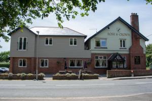 una casa e un edificio con un cartello sopra di Rose and Crown a Poole