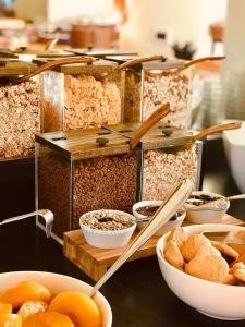 una muestra de diferentes tipos de alimentos en una mesa en Hotel Cir, en Selva di Val Gardena