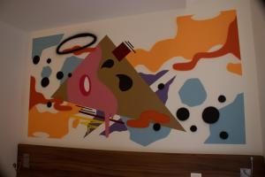 une peinture murale dans une pièce dans l'établissement Hôtel le Pastel, à Toulouse