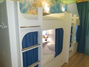 Двухъярусная кровать или двухъярусные кровати в номере Hostel Green Lamp