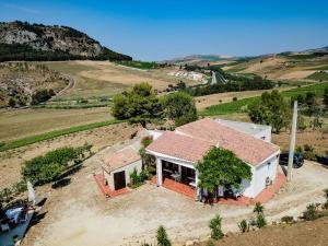 une vue aérienne sur une maison dans un champ dans l'établissement Helimos Bed&Breakfast Segesta Temple-Castellammare, à Calatafimi-Segesta