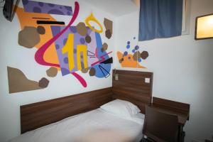 Postel nebo postele na pokoji v ubytování Hôtel le Pastel