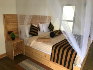 een slaapkamer met een bed met gordijnen en een raam bij Rawana View Ella in Ella