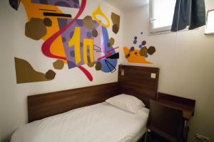 Postel nebo postele na pokoji v ubytování Hôtel le Pastel