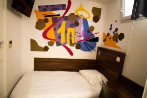 Postel nebo postele na pokoji v ubytování Hôtel le Pastel