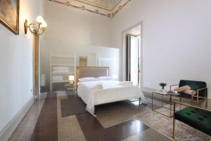 A bed or beds in a room at Palazzo Circolone