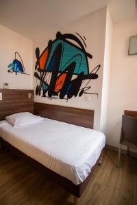 Postel nebo postele na pokoji v ubytování Hôtel le Pastel