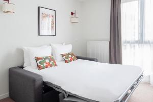 Кровать или кровати в номере Appart'City Confort Orléans