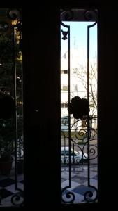 een glazen deur met uitzicht op een patio bij Casa del Mar in Montevideo