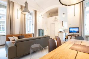 uma sala de estar com um sofá e uma mesa em Danube Riverside DESIGNER apartment in city center em Budapeste