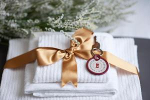 a ribbon with a clock on a table with a christmas tree at Il Genovino in Genoa