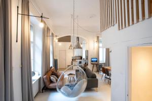 ein Wohnzimmer mit einem Sofa und einem Tisch in der Unterkunft Danube Riverside DESIGNER apartment in city center in Budapest