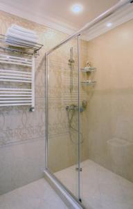 um chuveiro com uma porta de vidro na casa de banho em OLD CORNER em Tbilisi