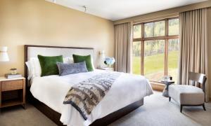 Una cama o camas en una habitación de Viceroy Snowmass 285 fotos más