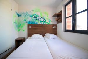 Postel nebo postele na pokoji v ubytování Hôtel le Pastel + 37 fotografií
