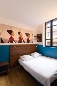 Postel nebo postele na pokoji v ubytování Hôtel le Pastel