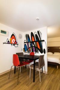 Postel nebo postele na pokoji v ubytování Hôtel le Pastel