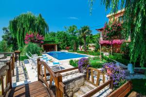 Bazen u ili blizu objekta Villa Old Garden