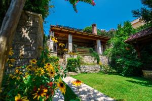 Vrt ispred objekta Villa Old Garden
