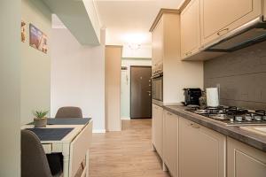 Кухня или мини-кухня в ByTheSea Superior Apartments
