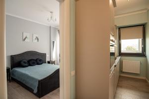 Ein Bett oder Betten in einem Zimmer der Unterkunft ByTheSea Superior Apartments