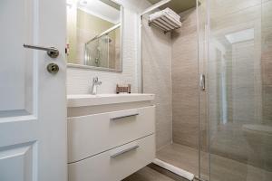 Ein Badezimmer in der Unterkunft ByTheSea Superior Apartments