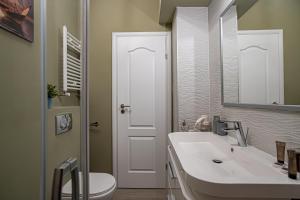 Ein Badezimmer in der Unterkunft ByTheSea Superior Apartments