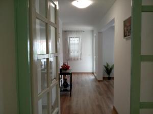 une chambre vide avec une porte et une fenêtre dans l'établissement Apartman Sanja, à Rovinj